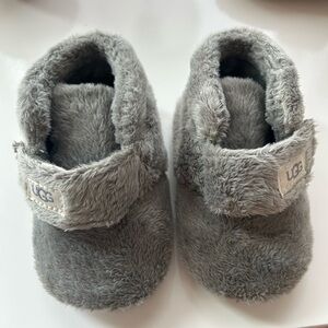 Ugg gray bixbee baby booties size 2/3